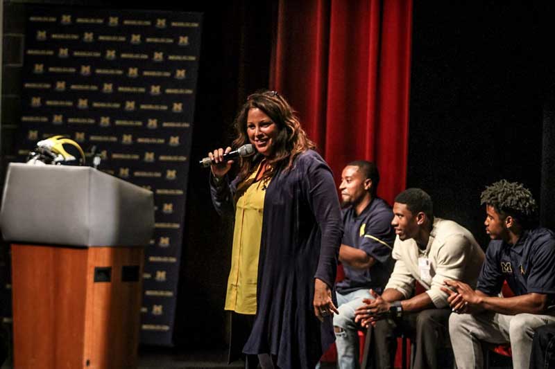 Woman talking on a mike on the stage