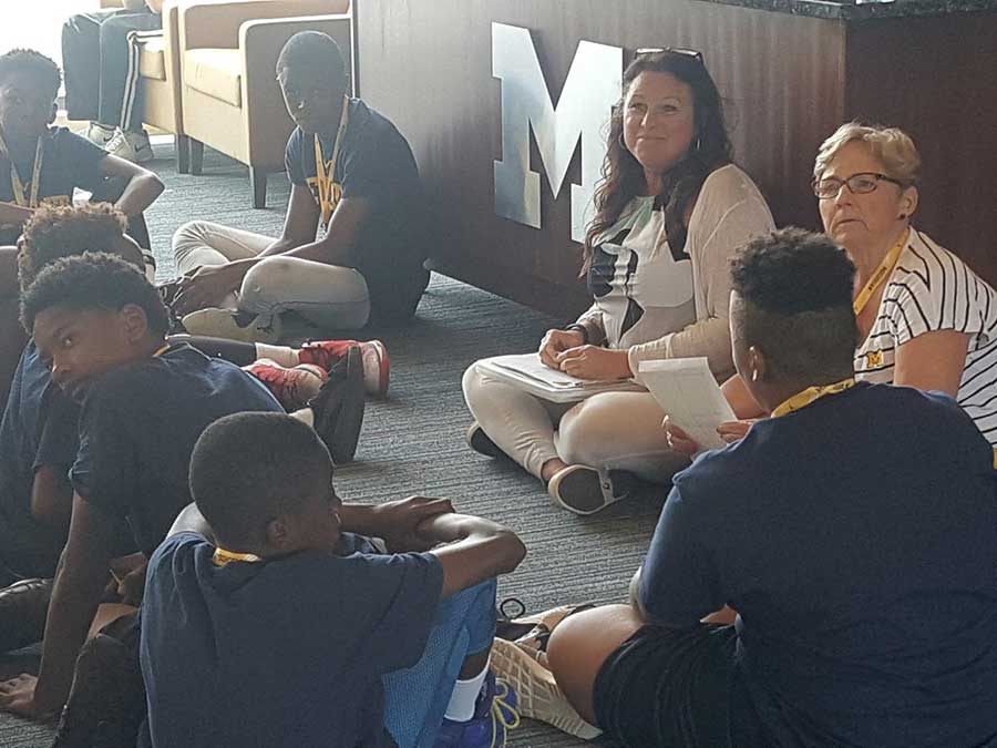 2 lady teachers with their students