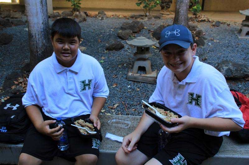 2 boys eating snacks